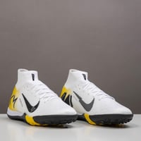 جزمة كرة قدم Nike