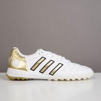 جزمة كرة قدم Adidas