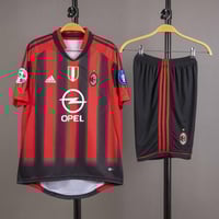 طقم ميلان الاساسي 2005