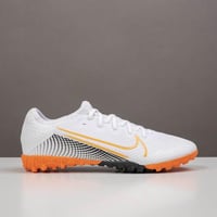 جزمة كرة قدم Nike