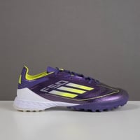 جزمة كرة قدم Adidas