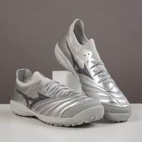 جزمة كرة قدم ميزنو