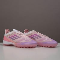 جزمة كرة قدم Adidas