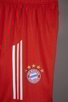 طقم بايرن ميونخ الاساسي 2025/2026