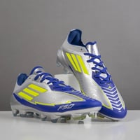 جزمة كرة قدم Adidas