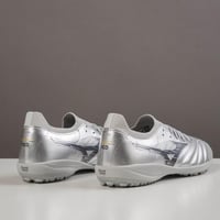 جزمة كرة قدم ميزنو