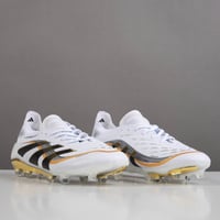 جزمة كرة قدم Adidas