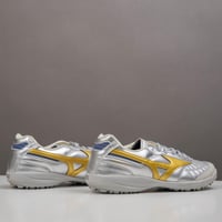 جزمة كرة قدم Mizuno