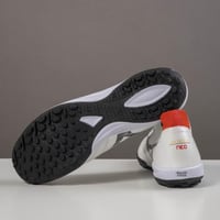 جزمة كرة قدم ميزنو