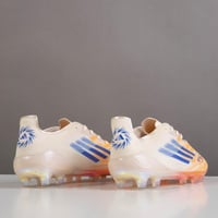 جزمة كرة قدم Adidas