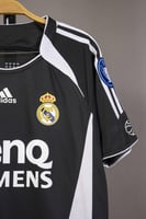 طقم ريال مدريد كلاسيكي 2006/2007