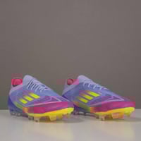 جزمة كرة قدم Adidas