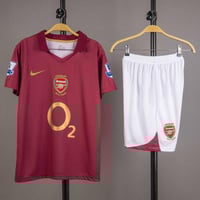 طقم ارسنال الاساسي 2005