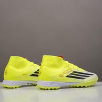 جزمة كرة قدم Adidas