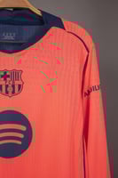 طقم برشلونة الاحتياطي كم طويل 2026/2025