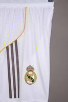 طقم ريال مدريد الاساسي كم طويل 2025/2026 بشعار