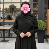 طرحة سوداء ساده بطرف زم كشكشة انيقه ومرتبة مع النق...