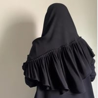 طرحة سوداء ساده بطرف زم كشكشة انيقه ومرتبة مع النق...