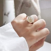 خاتم ملكي - بالاسم مرصع باثنين فصوص من الزركون الب...