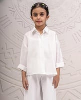 قميص كتان بتطريز شعار سيفين ونخلة