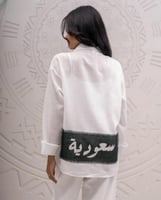 قميص كتان بتطريز شعار سيفين ونخلة