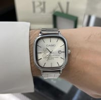 ساعة كاسيو بشعار المملكة الالوان ( فضي - أبيض )