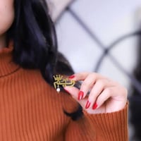 بروش مع التاج وتعليق الؤلؤ