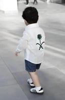 قميص كتان بتطريز شعار سيفين ونخلة