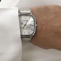 ساعة كاسيو بشعار المملكة الالوان ( فضي - أبيض )