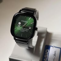 ساعة كاسيو بشعار المملكة الالوان ( أسود - أخضر )