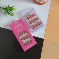 اظافر لاصقه