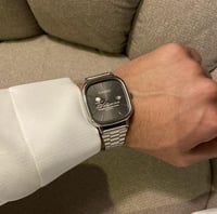 ساعة كاسيو بشعار المملكة الالوان ( تيتانيوم - تيتا...