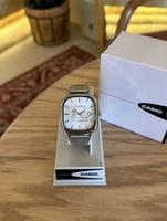 ساعة كاسيو بشعار المملكة الالوان ( فضي - أبيض )