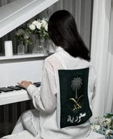 قميص كتان بتطريز شعار سيفين ونخلة