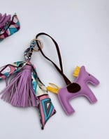 تعليقة حصان و سكارف لشنط - متعدد الالوان