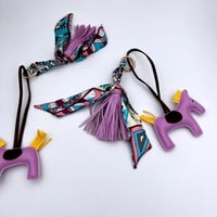 تعليقة حصان و سكارف لشنط - متعدد الالوان