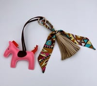 تعليقة حصان و سكارف لشنط - متعدد الالوان