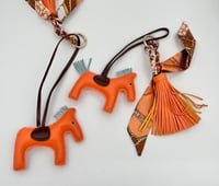 تعليقة حصان و سكارف لشنط - متعدد الالوان