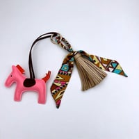 تعليقة حصان و سكارف لشنط - متعدد الالوان