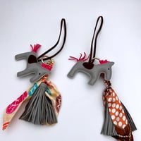 تعليقة حصان و سكارف لشنط - متعدد الالوان