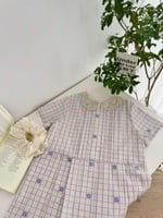 فستان بناتي بتفاصيل ناعمه وياقه من الدانتيل الفخم