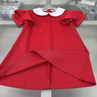 فستان بناتي احمر مزين بياقة وحركة على الكتفين