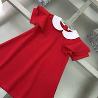 فستان بناتي احمر مزين بياقة وحركة على الكتفين