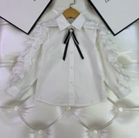 بلوزة قطنية أنيقة مع بروش اسود