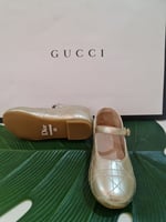 حذاء بناتي ذهبي جميل