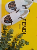 حذاء ابيض جميل