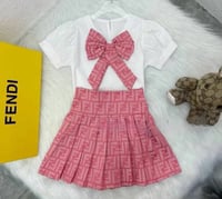 طقم بناتي بتنورة ذات كسرات أنيقه