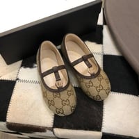 حذاء بناتي بني مطبوع شعار الماركه