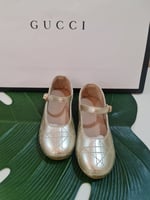 حذاء بناتي ذهبي جميل