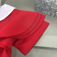 فستان بناتي احمر مزين بياقة وحركة على الكتفين